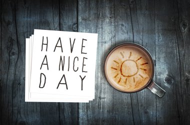 A iyi günler ahşap masa, üstten görünüm üzerinde kahve ile masaj.