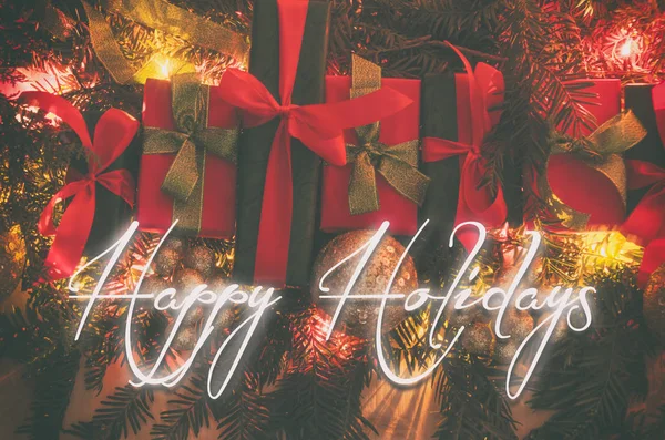 Jul dekoration bakgrund med meddelandet ”Happy Holidays!" — Stockfoto