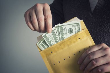 Para bir zarf dışarı çekerek