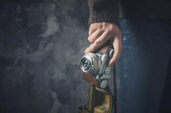 Обрізане зображення чоловіка-фотографа зі старою фотокамерою в темній алеї, що чекає на потрібний момент, щоб зробити фотографії . — стокове фото