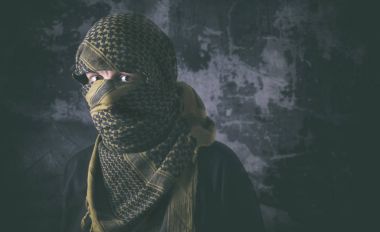 Taktik Shemagh eşarp ve grungy arka plan bakışla tedavi ile maskeli terör. 