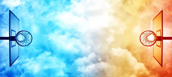 Obręcz do koszykówki na boisko do koszykówki w dramatyczne niebo z chmurami — Zdjęcie stockowe
