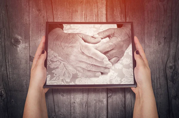 Mãos de mulher irreconhecível segurando imagem mãos de mulher idosa. Conceito de amor e apoio . — Fotografia de Stock