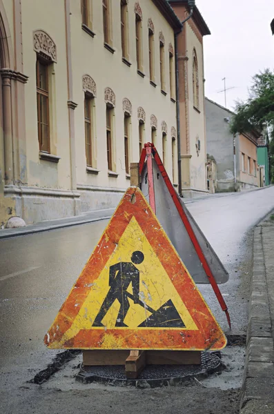 道路建設のため閉鎖標識通りに動作します。標識の修理. — ストック写真