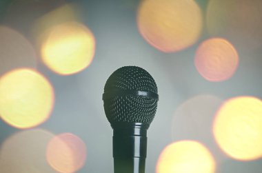 Canlı müzik arka plan. Karaoke mikrofon ve sahne ışıkları.