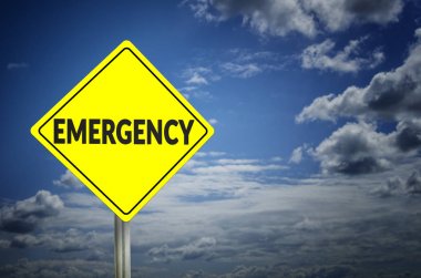 Acil yol işareti ile bulutlu gökyüzü arka plan