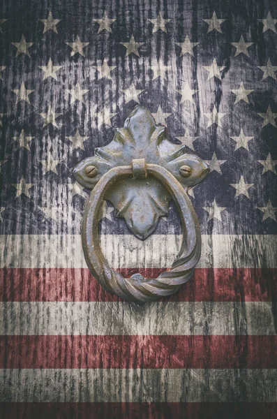 Iron knocker on old wooden door with USA flag — Stock Photo, Image