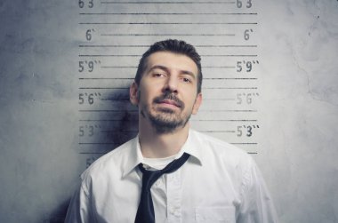 Bir mugshot için poz yakışıklı, şık bir sakallı işadamı portresi