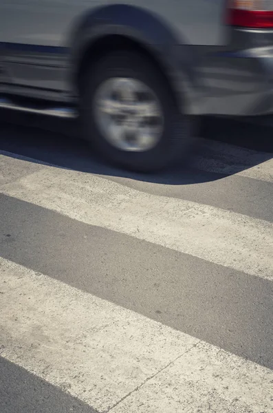 Carro rápido em uma travessia de pedestre . — Fotografia de Stock