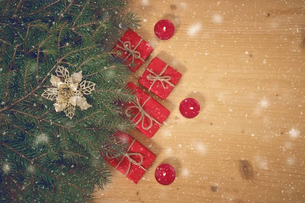 Caja de regalo de Navidad con copos de nieve, vista superior — Foto de Stock