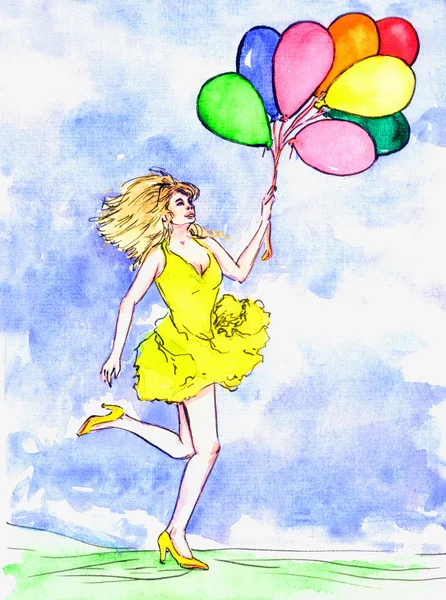 Güneşli bir günde renkli balonlarla eğleniyor sarı elbiseli güzel kadın — Stok fotoğraf