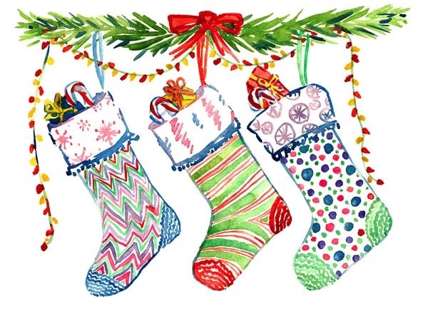 Χριστουγεννιάτικη διακόσμηση με κλαδιά δέντρων πεύκων, ριγέ πολύχρωμες κάλτσες και κορδέλα — Φωτογραφία Αρχείου