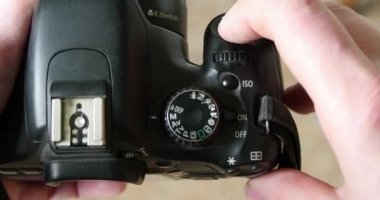 Kameraman elinde DSLR fotoğraf makinesi