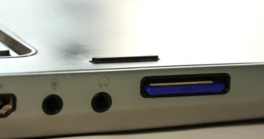 Micro Sd Kart 4 k dizüstü bilgisayarınızdan kaldırma el