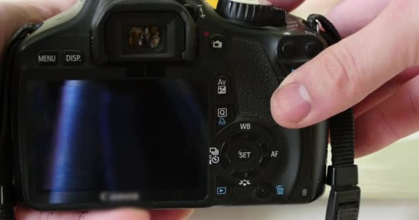 Dslr Camera In The Hands Of The Cameraman — Stock Video