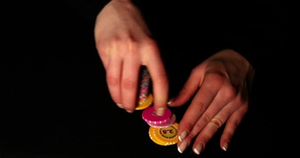 Manos femeninas Mezcla de fichas de poker — Vídeos de Stock