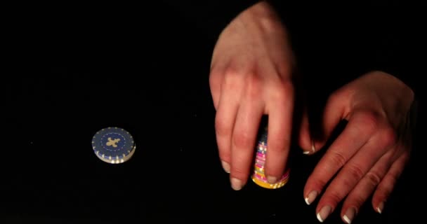 Manos femeninas Mezcla de fichas de poker — Vídeos de Stock