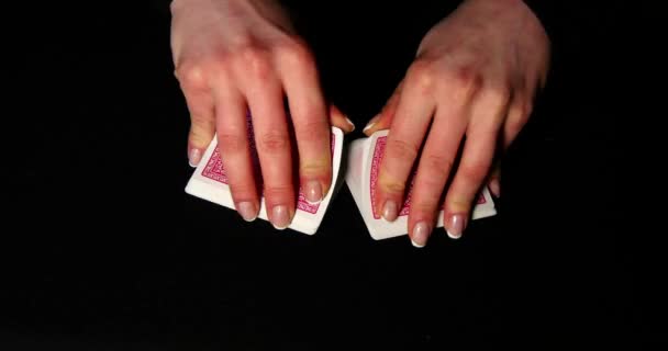 Kvinna händer Shuffle Poker kort på svart bakgrund — Stockvideo