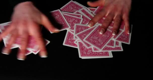 Žena ruce Shuffle Poker karty na černém pozadí — Stock video