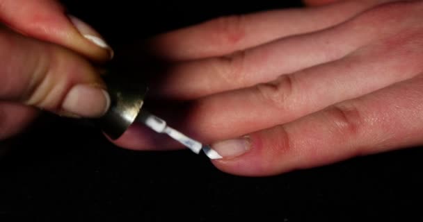 Femme mains et ongles avec manucure française — Video