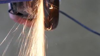 adam değirmeni metal testere ile kesme