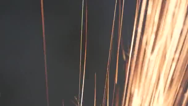 금속 연마 하는 동안 프라이팬 스파크 — 비디오