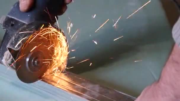 Man aan het werk met grinder — Stockvideo