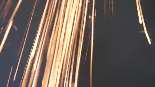 Faíscas de fritura durante a moagem de metal — Vídeo de Stock