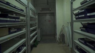 Kutuları olan sanayi deposu