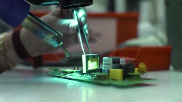 焊接设备上的垫的科学家 — 图库视频影像