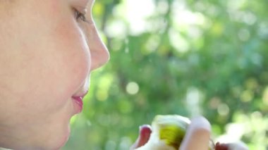 Çocuk yeme elma ve penceresine bakarak