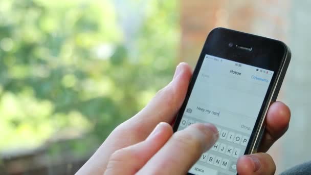 Männliche Hände tippen auf Smartphone — Stockvideo