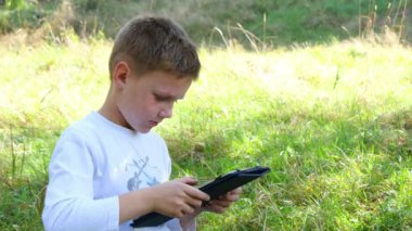 Mutlu genç çocuk kullanarak Tablet