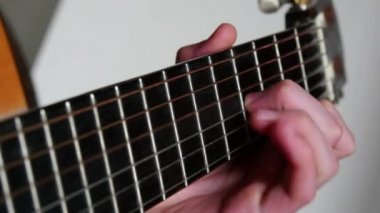 Akustik gitar çalmak tıngırdatmaya