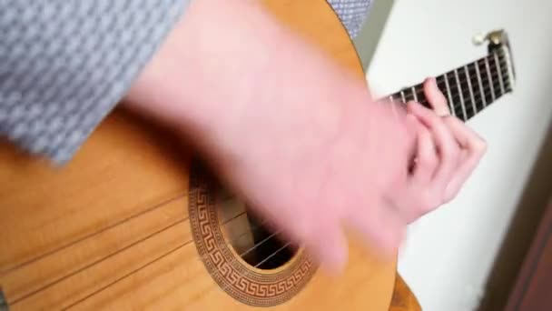 Strumming tocando la guitarra acústica — Vídeos de Stock