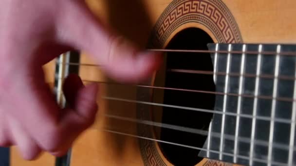 Strumming tocando la guitarra acústica — Vídeo de stock