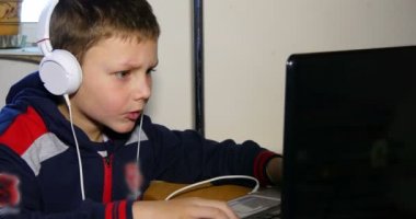 genç çocuk video oyunları oynarken