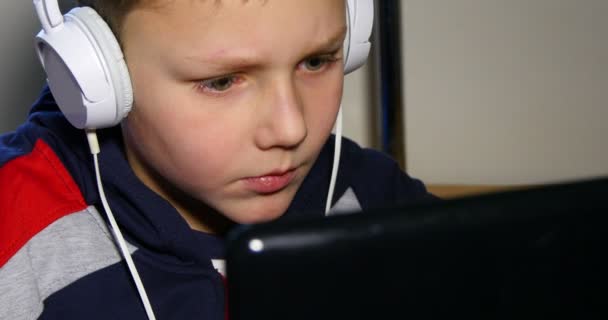 Мальчик играет в видеоигры — стоковое видео