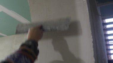 Oluşturucu yeni ev yapımı üzerinde çalışıyor