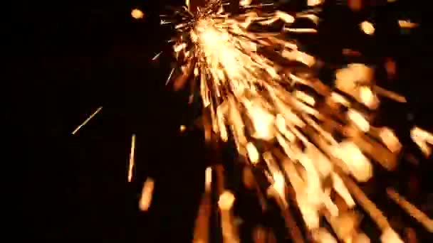 Sparks friture pendant le broyage du métal — Video