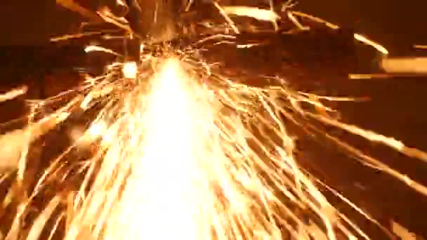 homme sciant le métal par meuleuse 