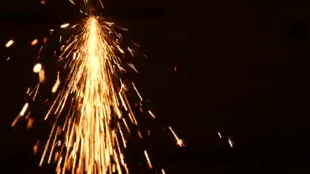 Sparks frituren tijdens metalen slijpen — Stockvideo