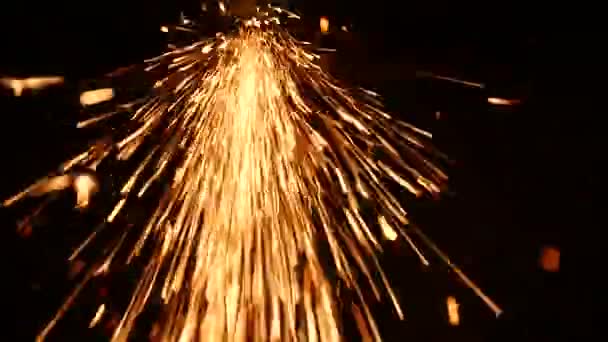 Sparks friture pendant le broyage du métal — Video