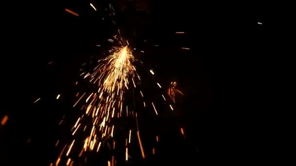 Sparks menggoreng selama grinding logam — Stok Video