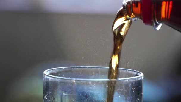 可乐倒入玻璃 — 图库视频影像