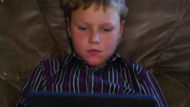 タブレット コンピュータ ゲームで遊ぶ少年 — ストック動画