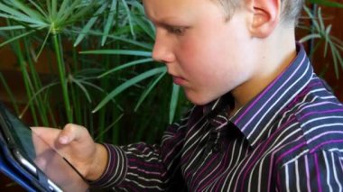 Tablet bilgisayar oyunu oynamak çocuk