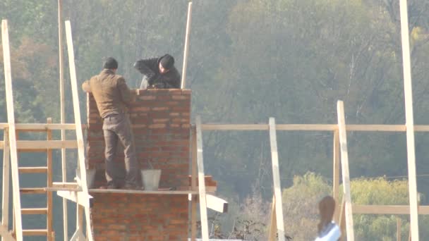 Builder arbetstagare på byggarbetsplatsen — Stockvideo
