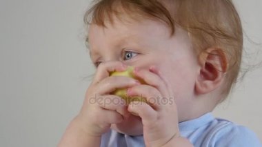 pequeño bebé comer manzana