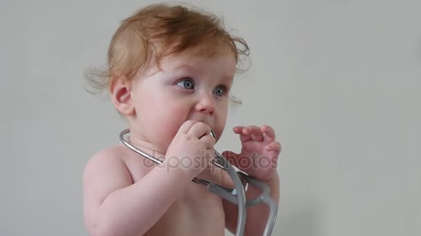 Niedliches Baby mit Stethoskop in der Hand — Stockvideo